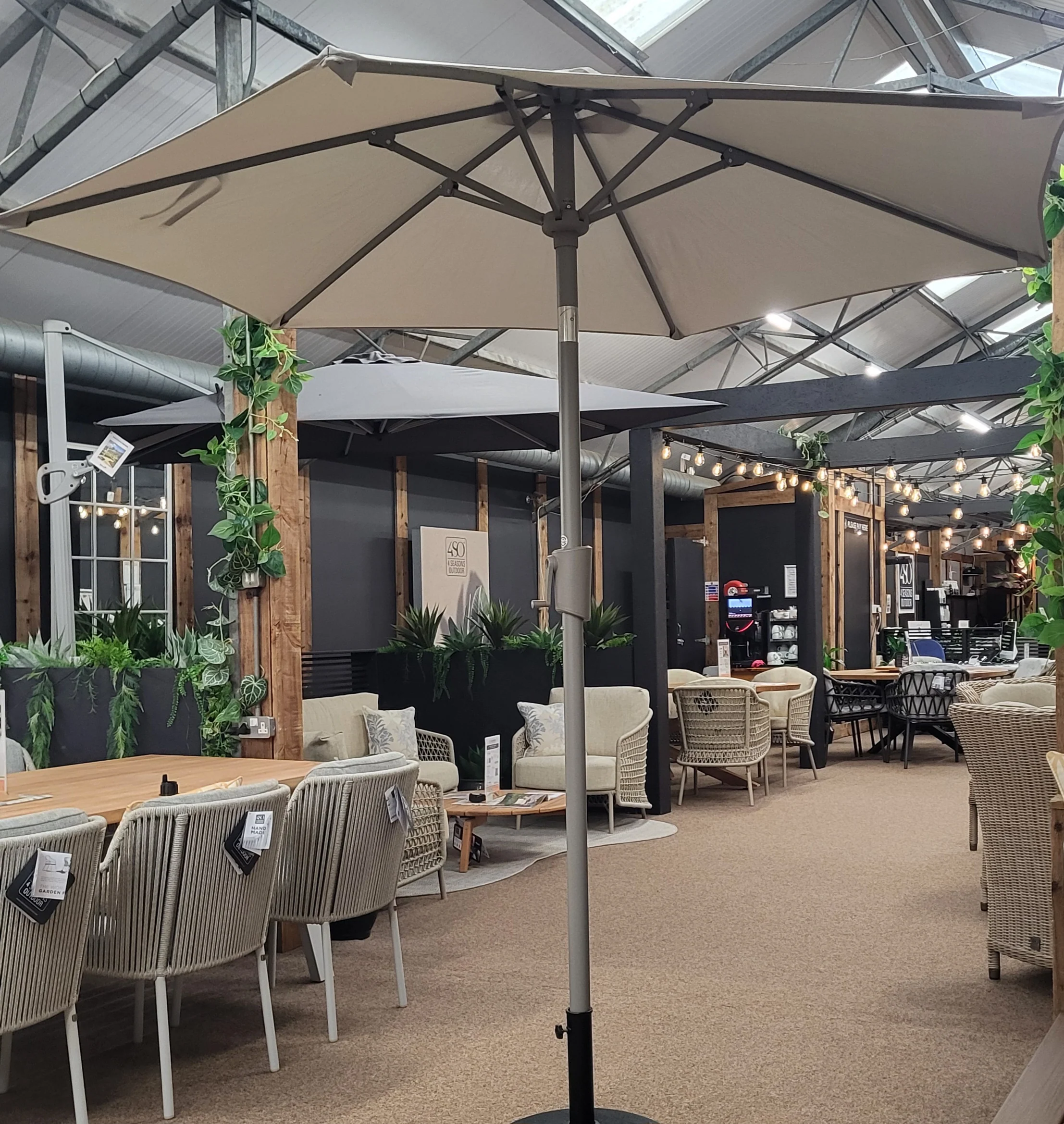 Luxe Parasol in Moon With Taupe/ Warm Grey Pole | Hartman
