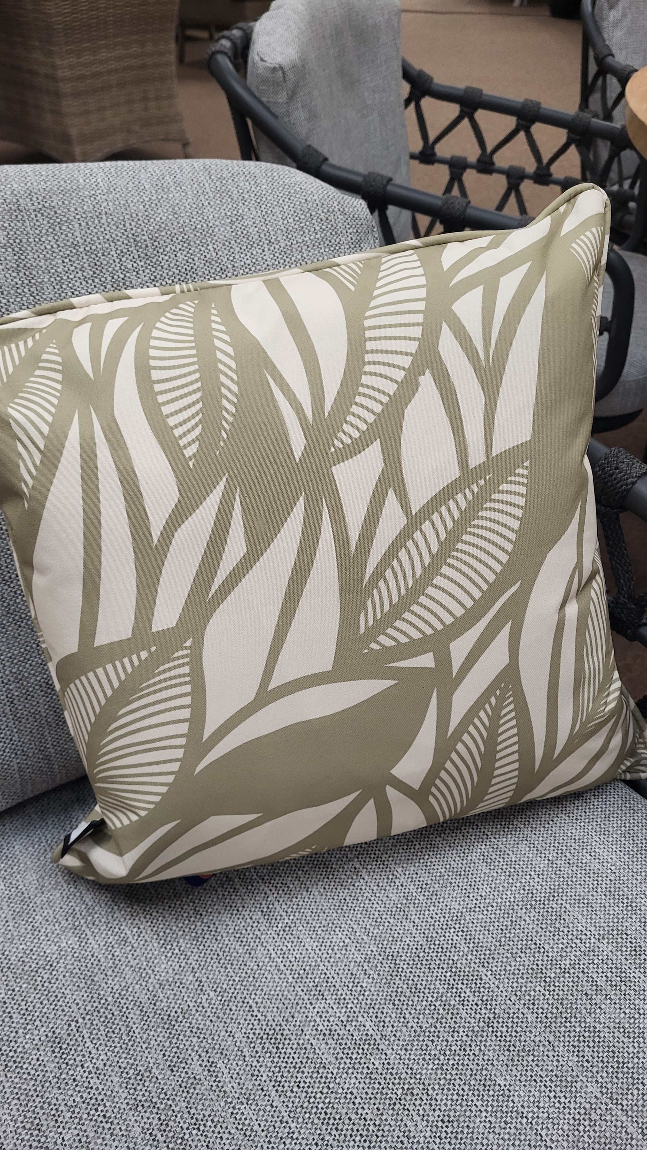 Outdoor B-Cushion Art Collection -Poplar Leaf Pistache