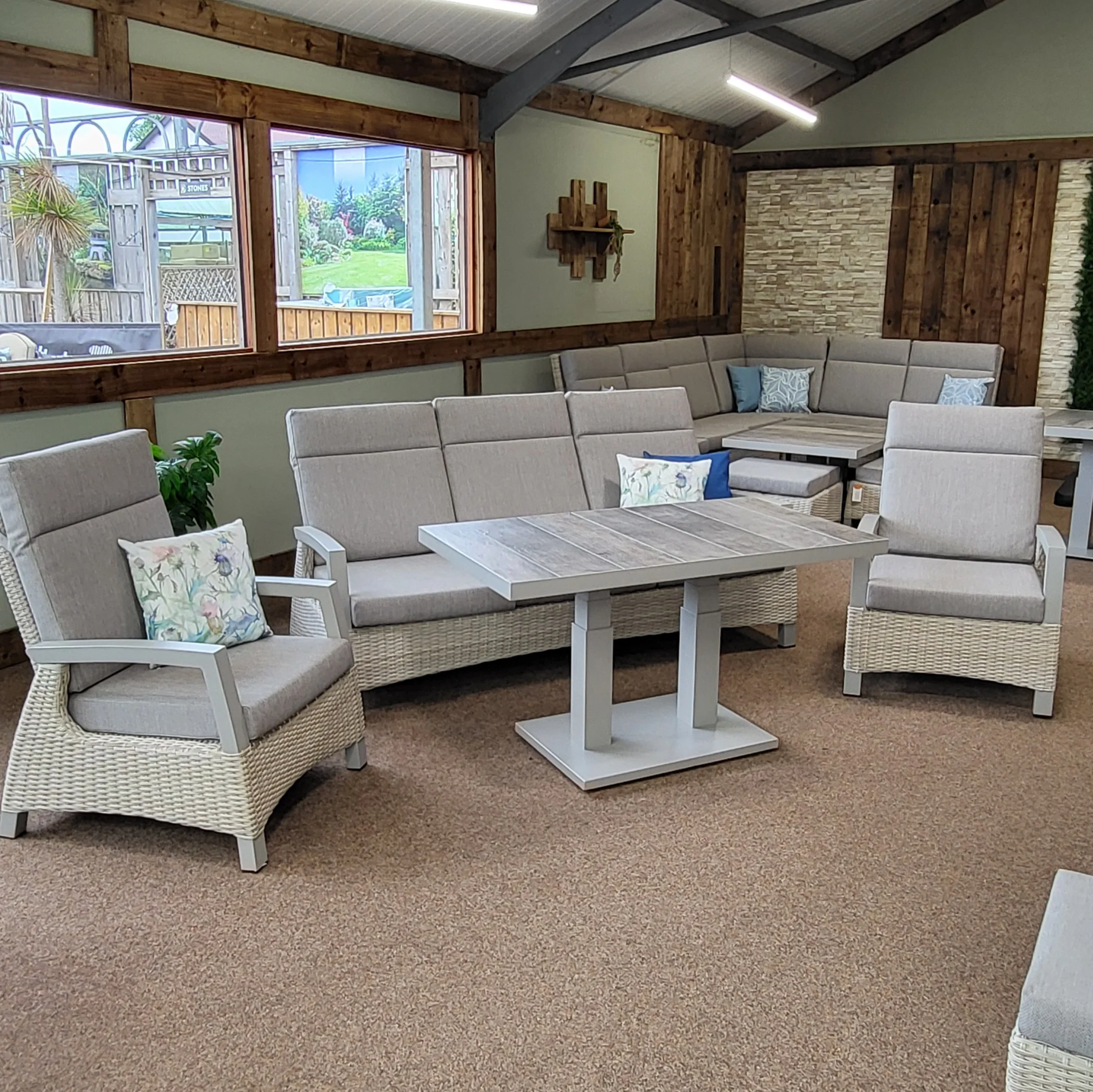 Outdoor Reclining Lounge Set with adjustable/extending table in Natural - Kendal by Vila - Image 4